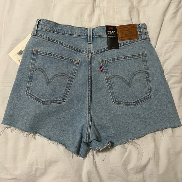 Levi’s Ribcage shorts - Picture 2 of 3